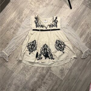 Cupio Beige and Black Lace Detail Top